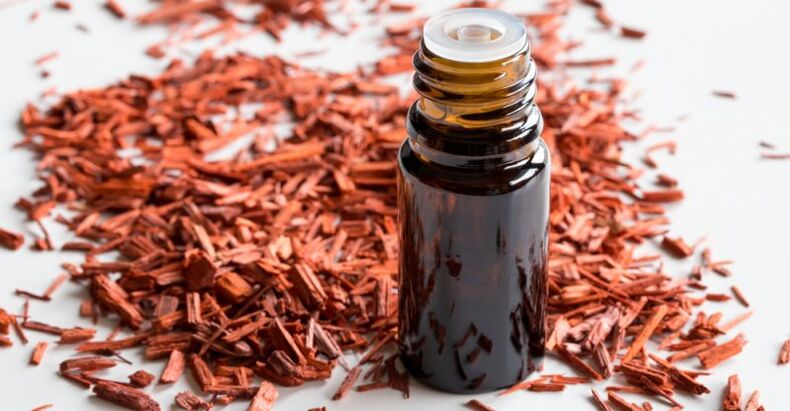 L'huile essentielle de bois de santal rétablit l'équilibre hydrique de la peau